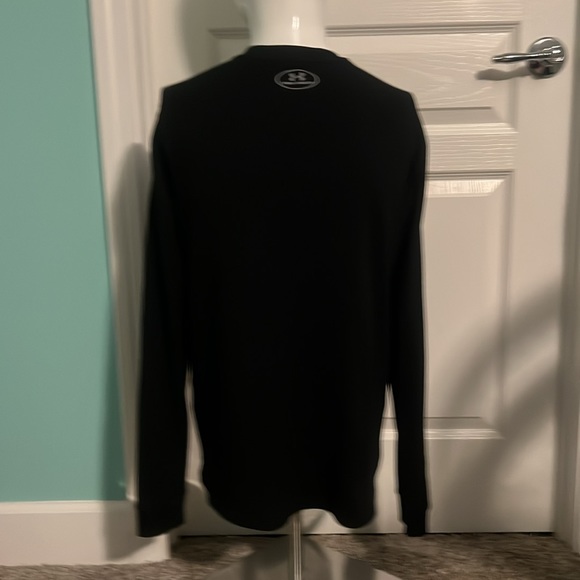 Man under armour shirt - Picture 2 of 6